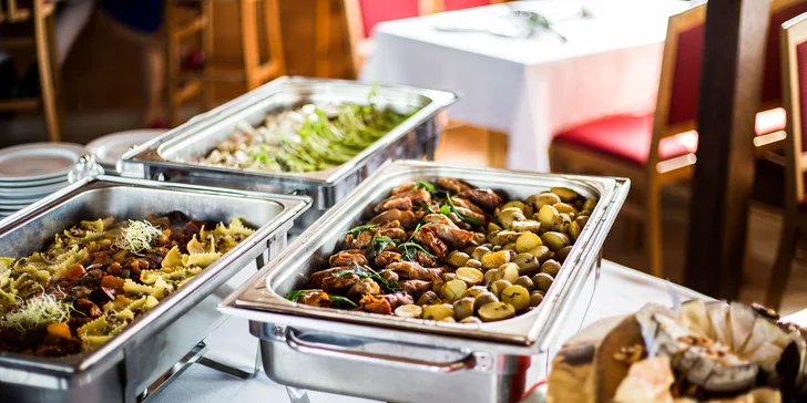 Plavba loďou s All You Can Eat bufetom: chutná a hlavne bohatá večera s výhľadom na Bratislavu