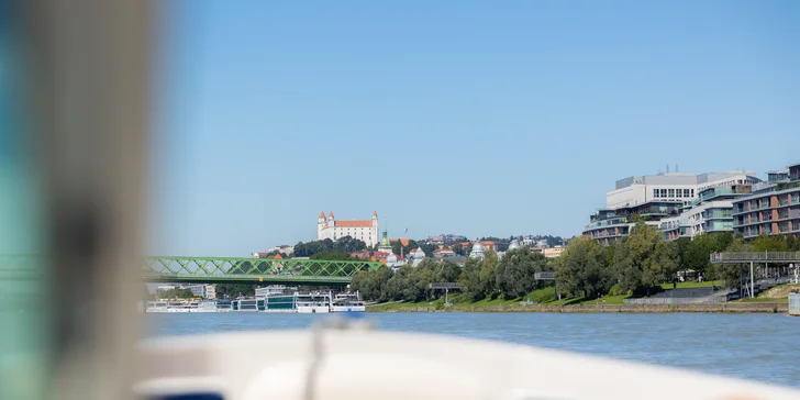 Privátna plavba po Dunaji pre max. 6 osôb: Dominanty hlavného mesta z paluby štýlového člna, fľaša sektu v cene