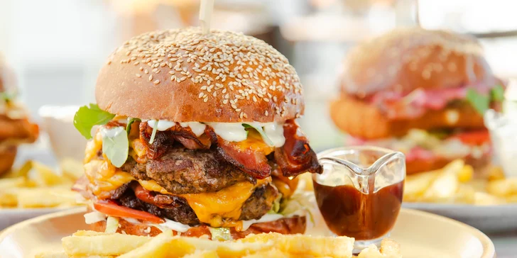 Nadupané burger menu s hranolkami pod Šarišským hradom