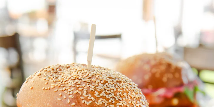 Nadupané burger menu s hranolkami pod Šarišským hradom