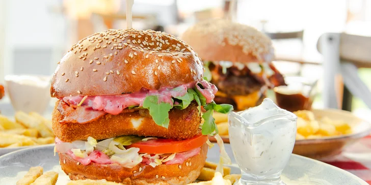 Nadupané burger menu s hranolkami pod Šarišským hradom
