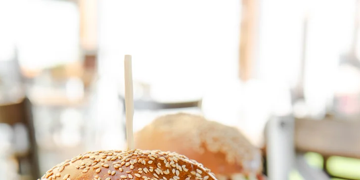 Nadupané burger menu s hranolkami pod Šarišským hradom