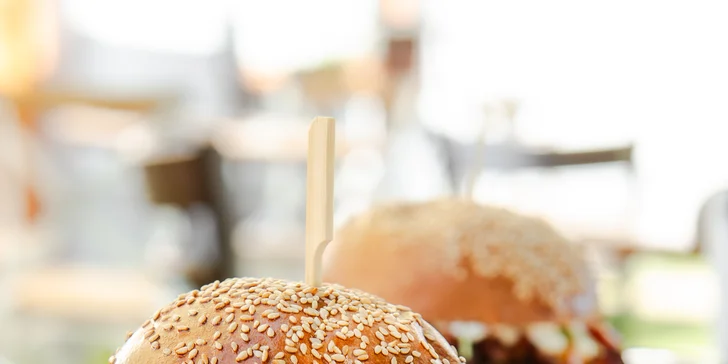 Nadupané burger menu s hranolkami pod Šarišským hradom