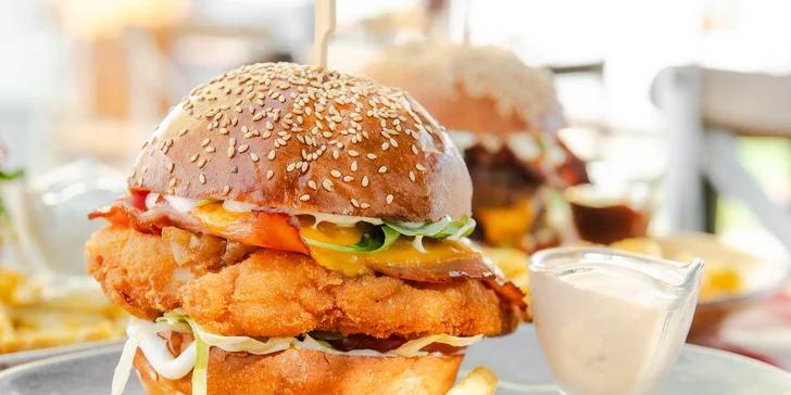 Nadupané burger menu s hranolkami pod Šarišským hradom