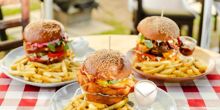 Nadupané burger menu s hranolkami pod Šarišským hradom