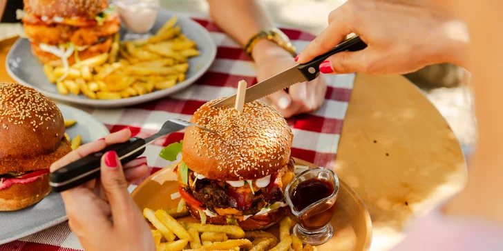 Nadupané burger menu s hranolkami pod Šarišským hradom