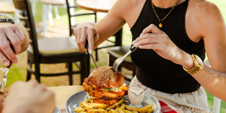 Nadupané burger menu s hranolkami pod Šarišským hradom