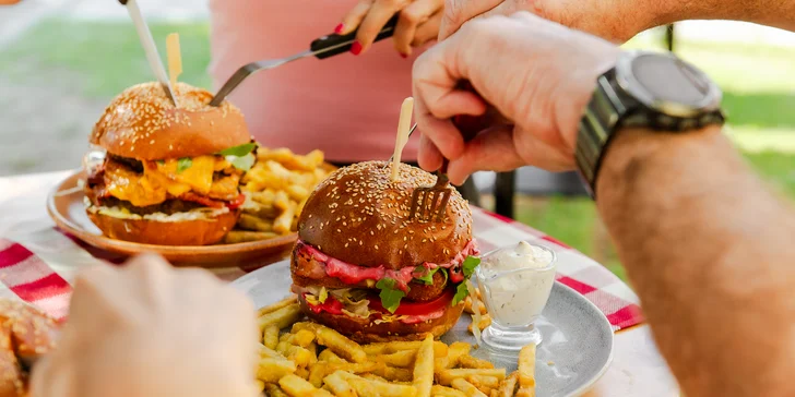 Nadupané burger menu s hranolkami pod Šarišským hradom