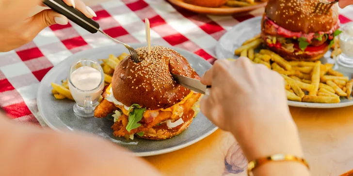 Nadupané burger menu s hranolkami pod Šarišským hradom