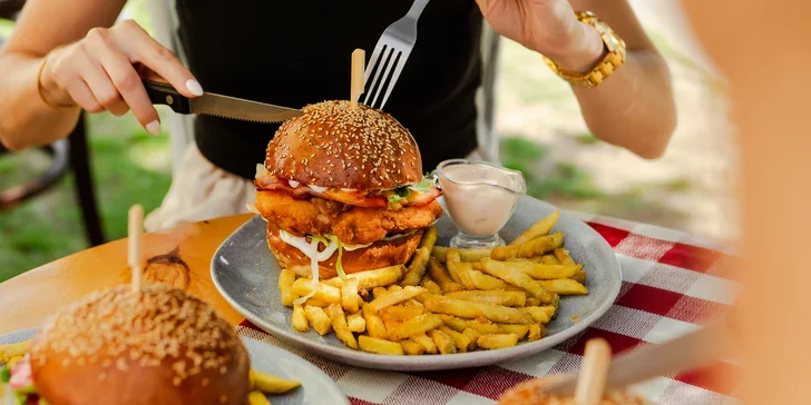 Nadupané burger menu s hranolkami pod Šarišským hradom