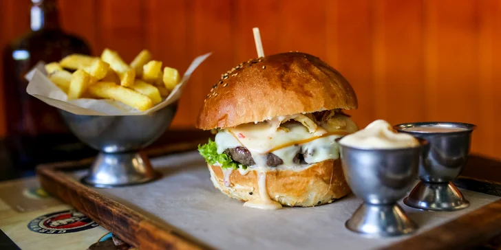 Burger s hranolčekmi a omáčkami: Colorado alebo Special Bacon