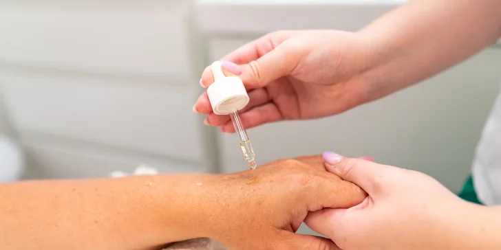 Kozmetická masáž tváre, liftingové alebo hydratačné ošetrenie