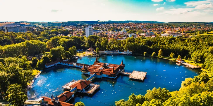 Relaxačné kúpanie v termálnom jazere Hévíz v Maďarsku