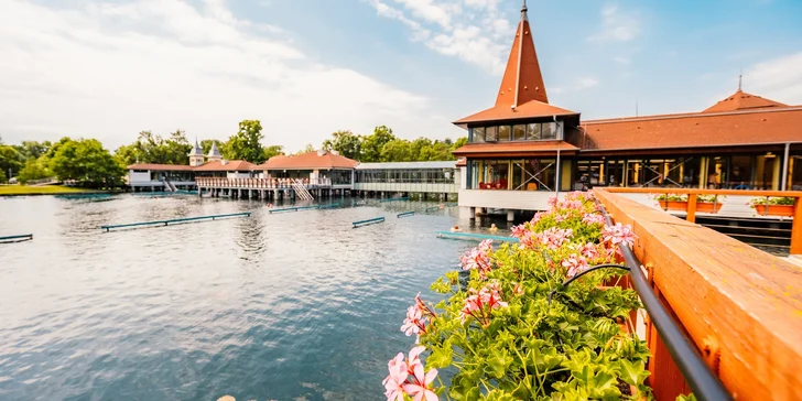 Relaxačné kúpanie v termálnom jazere Hévíz v Maďarsku