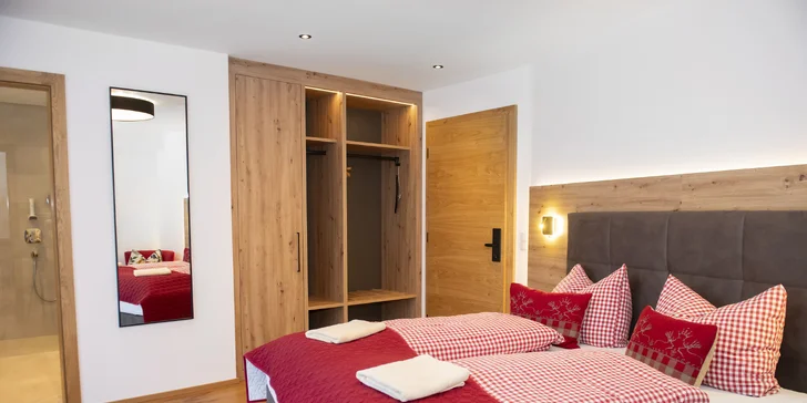 Kitzbühelských Alpách: 4* hotel blízko zjazdovky, bohatá polpenzia, saunová zóna aj karta výhod