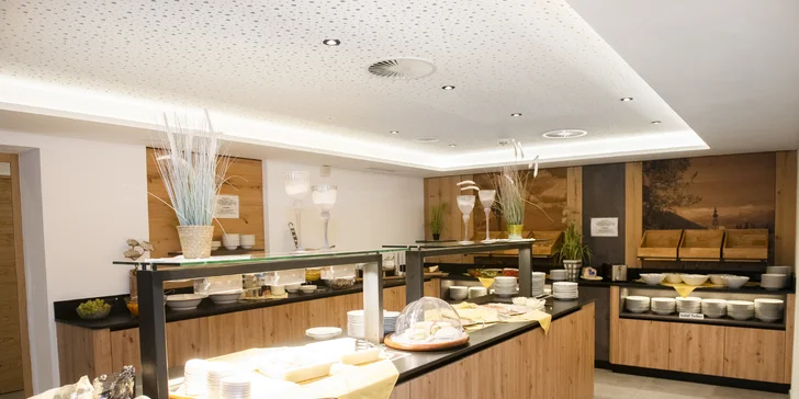 Kitzbühelských Alpách: 4* hotel blízko zjazdovky, bohatá polpenzia, saunová zóna aj karta výhod