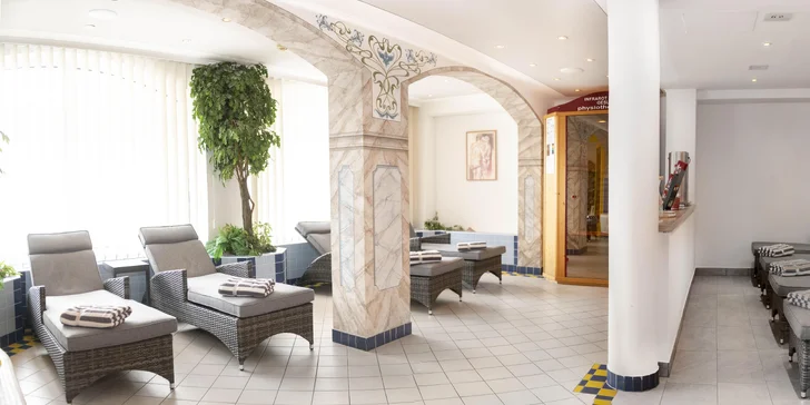 Kitzbühelských Alpách: 4* hotel blízko zjazdovky, bohatá polpenzia, saunová zóna aj karta výhod