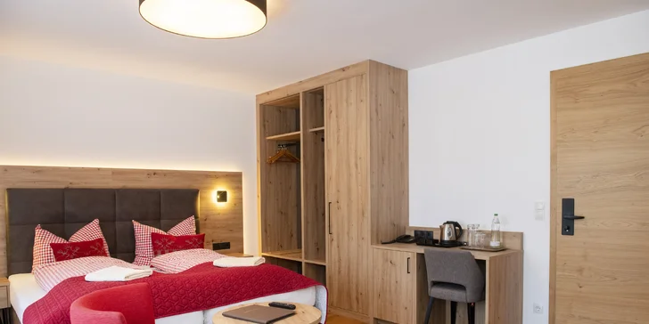 Kitzbühelských Alpách: 4* hotel blízko zjazdovky, bohatá polpenzia, saunová zóna aj karta výhod