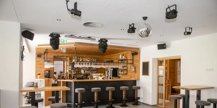 Kitzbühelských Alpách: 4* hotel blízko zjazdovky, bohatá polpenzia, saunová zóna aj karta výhod