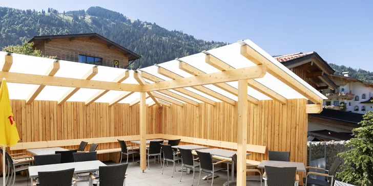 Kitzbühelských Alpách: 4* hotel blízko zjazdovky, bohatá polpenzia, saunová zóna aj karta výhod