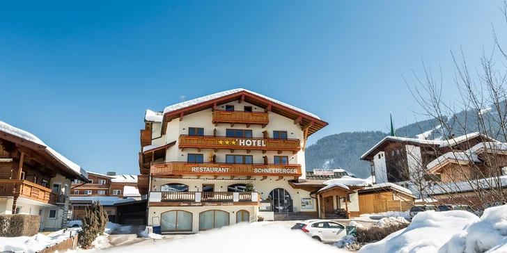 Kitzbühelských Alpách: 4* hotel blízko zjazdovky, bohatá polpenzia, saunová zóna aj karta výhod