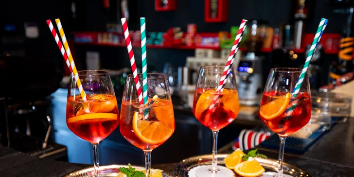 Ovocný fresh, káva alebo alkoholický miešaný drink podľa výberu