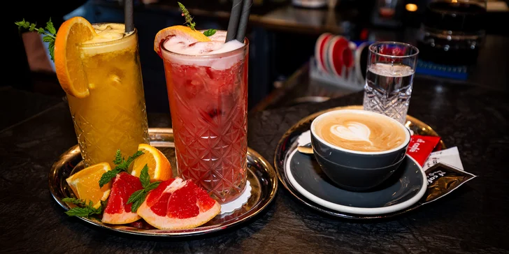 Ovocný fresh, káva alebo alkoholický miešaný drink podľa výberu