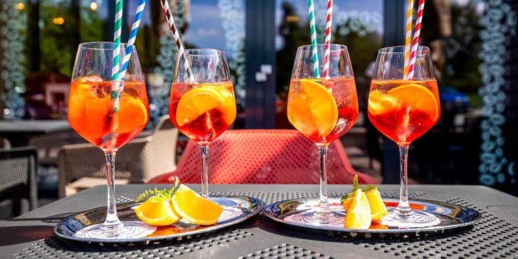 Ovocný fresh, káva alebo alkoholický miešaný drink podľa výberu