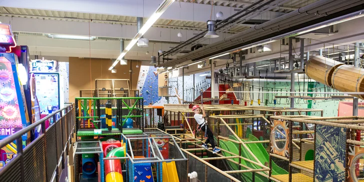 Vstup do Tarzánie - lanového centra s prekážkovou dráhou a 30 m dlhou zipline lanovkou