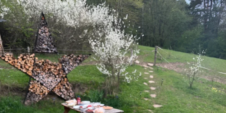 Zážitkový pobyt na Spiši v chatke s očarujúcim výhľadom nielen na hviezdy: neobmedzená privátna sauna len pre vás dvoch