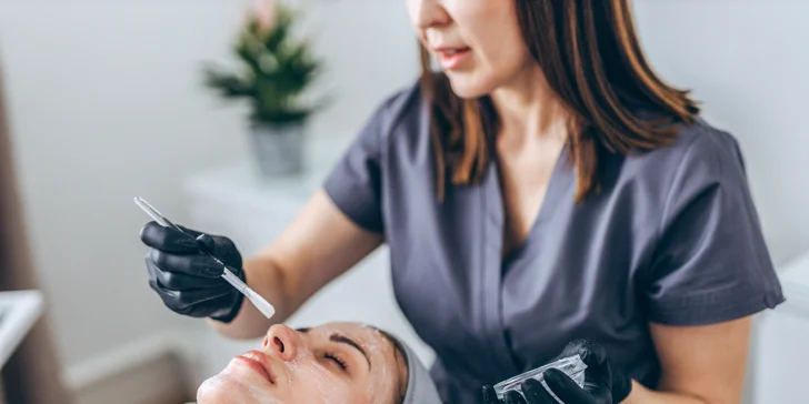 Dva druhy chemického peelingu, masáž tváre, čistenie pleti a iné kozmetické ošetrenia v Studio Caramel