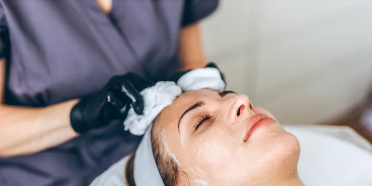 Dva druhy chemického peelingu, masáž tváre, čistenie pleti a iné kozmetické ošetrenia v Studio Caramel