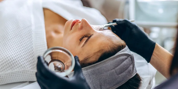 Dva druhy chemického peelingu, masáž tváre, čistenie pleti a iné kozmetické ošetrenia v Studio Caramel