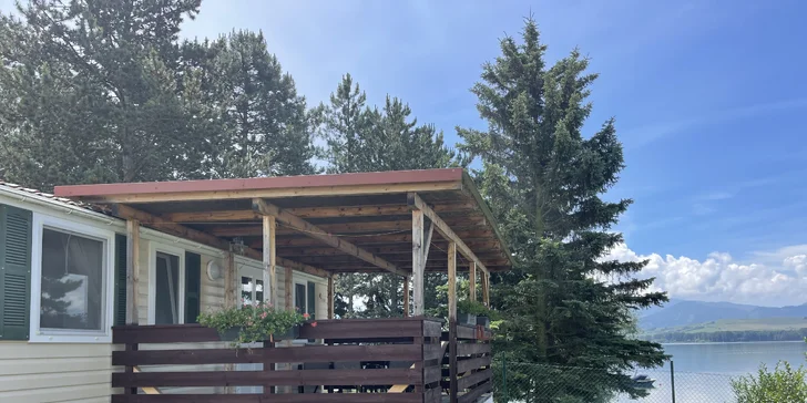 Dovolenka na brehu Liptovskej Mary v útulných chatkách aj vstup do wellness