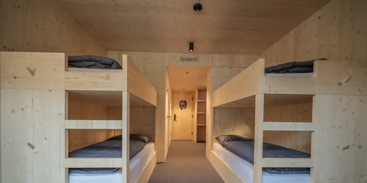 Zima vo vorarlberských Alpách: moderný hotel s raňajkami, 30 m od vleku