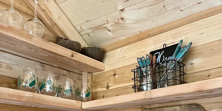 Pobyt s raňajkami až pre 4 osoby v plne vybavenom treehouse na juhu Čiech: žiadne Wi-Fi, len božský pokoj a sauna