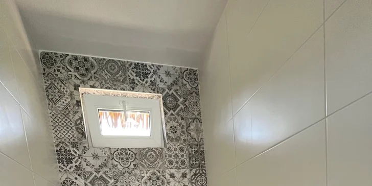 Pobyt s raňajkami až pre 4 osoby v plne vybavenom treehouse na juhu Čiech: žiadne Wi-Fi, len božský pokoj a sauna
