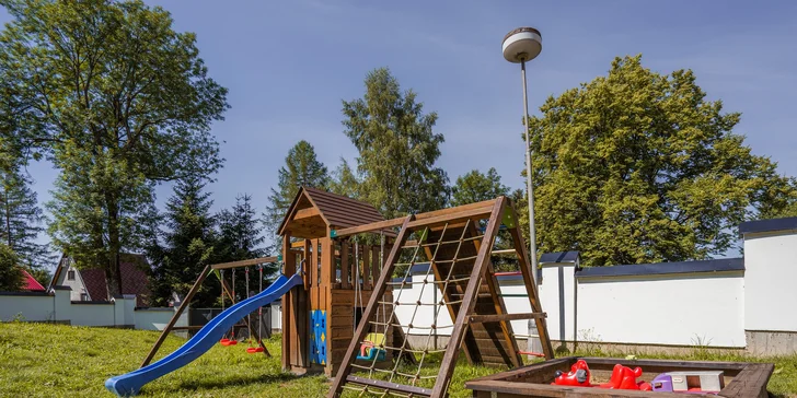 Za športom aj relaxom do Lipna aj do Rakúska: hotel s polpenziou na brehu jazera