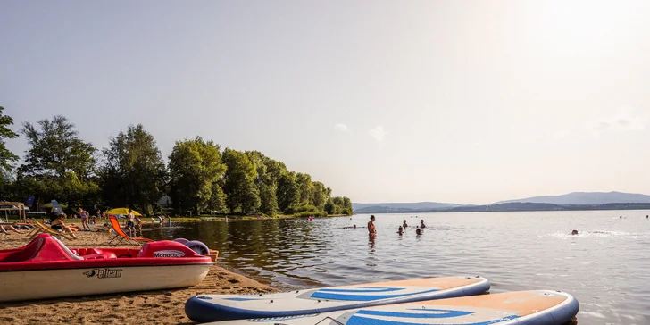 Za športom aj relaxom do Lipna aj do Rakúska: hotel s polpenziou na brehu jazera