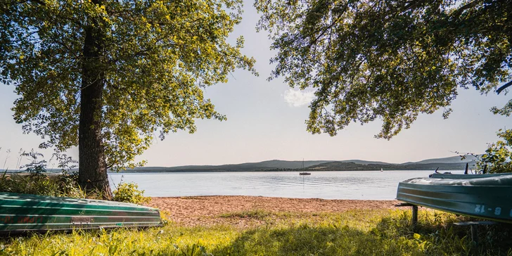 Za športom aj relaxom do Lipna aj do Rakúska: hotel s polpenziou na brehu jazera