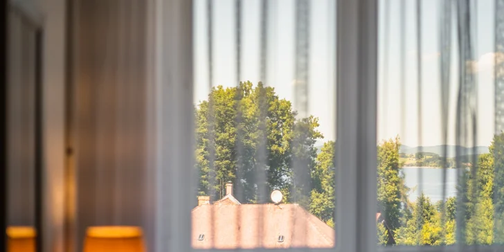 Za športom aj relaxom do Lipna aj do Rakúska: hotel s polpenziou na brehu jazera
