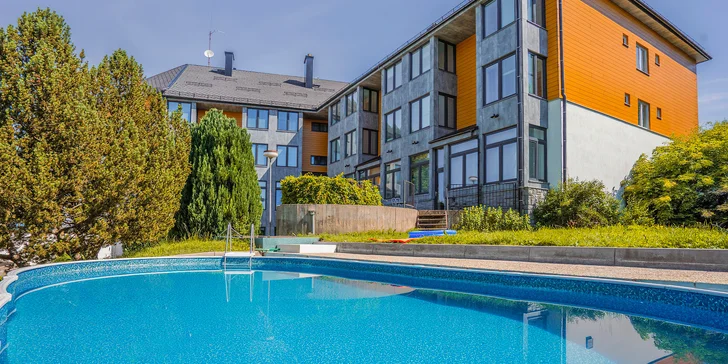 Za športom aj relaxom do Lipna aj do Rakúska: hotel s polpenziou na brehu jazera
