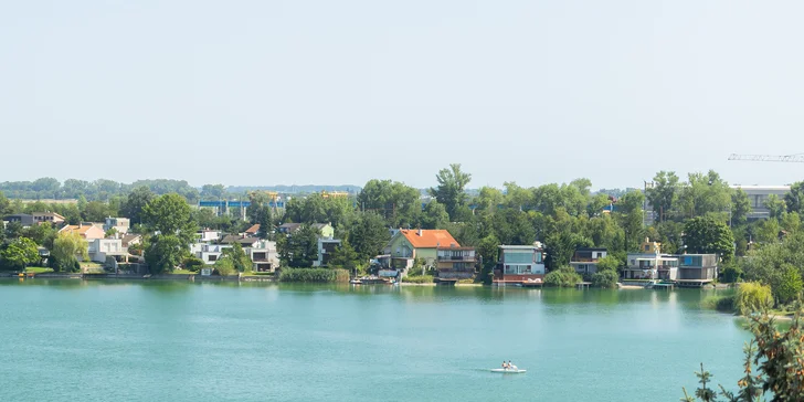 Letná dovolenka ako z katalógu: Slnečné jazerá a hotel s vlastnou plážou, krytým bazénom aj polpenziou