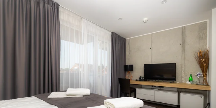 Letná dovolenka ako z katalógu: Slnečné jazerá a hotel s vlastnou plážou, krytým bazénom aj polpenziou
