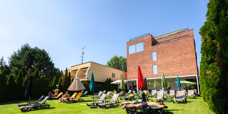 Letná dovolenka ako z katalógu: Slnečné jazerá a hotel s vlastnou plážou, krytým bazénom aj polpenziou