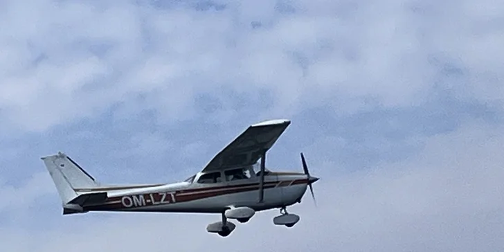Vyhliadkový let lietadlom Cessna F172N s možnosťou pilotovania ponad západné Slovensko