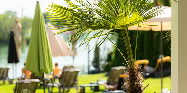 Letná dovolenka ako z katalógu: Slnečné jazerá a hotel s vlastnou plážou, krytým bazénom aj polpenziou