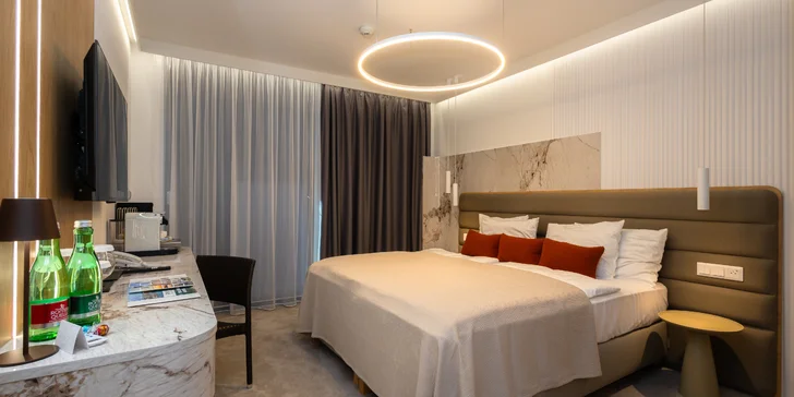 Letná dovolenka ako z katalógu: Slnečné jazerá a hotel s vlastnou plážou, krytým bazénom aj polpenziou