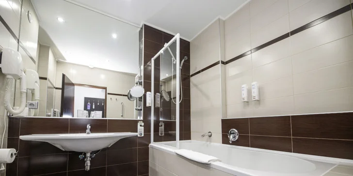Pobyt v Plzni pre jedného aj rodinu: 4* hotel s raňajkami, varené víno a sladké občerstvenie aj zľava na tenis