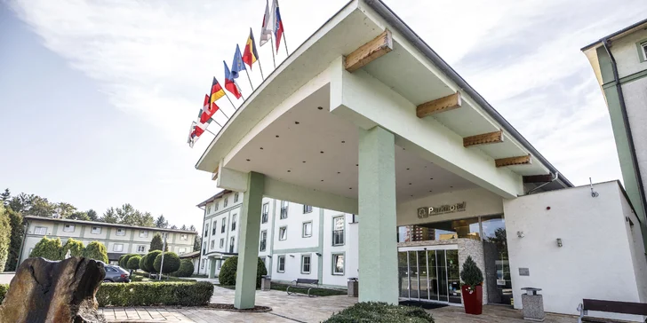 Pobyt v Plzni pre jedného aj rodinu: 4* hotel s raňajkami, varené víno a sladké občerstvenie aj zľava na tenis
